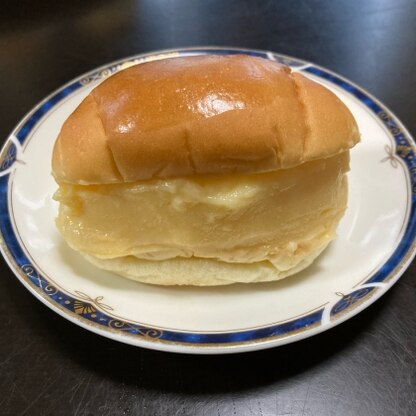 市販のバターロールに詰めてマリトッツォ風のクリームパンにしました(^^)美味しかったです！
